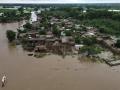 Esta fotografía aérea muestra a los rescatistas (izq., abajo) evacuando a los aldeanos de una zona afectada por las inundaciones de la aldea de Haqu Wala, en el distrito de Kasur, en Pakistán