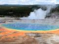 Es posible que la vida se formara en charcas o lagos de agua en la Tierra primitiva. En la imagen, Grand Prismatic Spring, la fuente termal más grande del Parque Nacional de Yellowstone en Estados Unidos