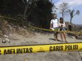 Familiares de Matilde Muñoz inspeccionan la playa donde fue encontrado el cuerpo