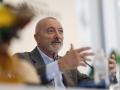 El escritor Arturo Pérez-Reverte, este martes durante la presentación de su nueva novela sobre el capitán Alatriste, 'Misión en París'