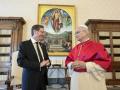 VATICAN CITY (Vatican City State (Holy See)), 04/09/2025.- A handout picture provided by Vatican Media shows Pope Leo XIV speaking with Israeli President Isaac Herzog during their meeting at the Vatican in Vatican City, 04 September 2025. (Papa) EFE/EPA/VATICAN MEDIA HANDOUT HANDOUT EDITORIAL USE ONLY/NO SALES