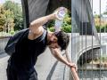 Un chico se moja la cabeza en Madrid