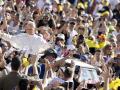 El Papa saluda a los miles de fieles congregados en San Pedro
