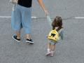 Una niña llega al colegio el primer día, en Madrid