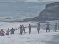 Cadena humana que se formó para rescatar al niño y al adulto en la playa de Mijas