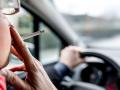 Fumar al volante, afortunadamente algo cada vez más raro