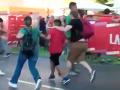 Niño huyendo con sus padres de los manifestantes