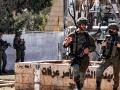 Soldados israelíes patrullan a la entrada de un campo de refugiados en Cisjordania