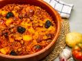 Arroz al horno servido en una cazuela de barro