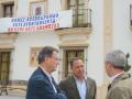 El alcalde de Burguillos, Domingo Delgado (izq.), junto a dirigentes del PP, a las puertas del ayuntamiento (archivo)