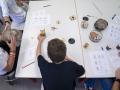 (Foto de ARCHIVO)
Un niño en una mesa de un aula con distinto material escolar