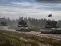 Tanques rusos en movimiento durante los ejercicios militares conjuntos ruso-bielorrusos "Zapad-2025" (Oeste-2025) en un campo de entrenamiento cerca de la ciudad de Borisov, al este de Minsk