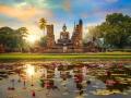 Templo Wat Mahathat en el recinto del Parque Histórico de Sukhothai, declarado Patrimonio de la Humanidad.