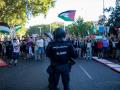 Un agente de Policía Nacional delante de manifestantes propalestinos durante la Vuelta en Madrid