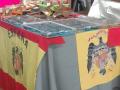 Feria de Antigüedades de Ponferrada, con banderas de España preconstitucionales