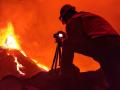 Un técnico de Involcan contempla la erupción del volcán Tajogaite, en La Palma