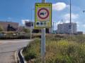 Una de las señales distribuidas por la ciudad de Granada para la Zona de Bajas Emisiones