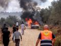 Colones israelíes prenden fuego a los coches de aceituneros palestinos en Cisjordania