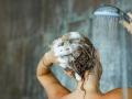 Una mujer se lava el pelo con champú