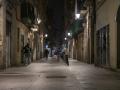 Una calle del Raval, de noche, en una imagen de archivo