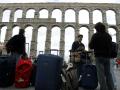 Un grupo de turistas frente al Acueducto de Segovia