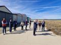 Los miembros de la Comisión de Planes de visita en el aeródromo de Garray