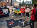 Manifestantes sostienen pancartas durante una protesta organizada por el colectivo autodenominado "GenZ 212" en Rabat, Marruecos,