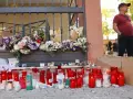 Un pequeño altar improvisado ante la vivienda de Sandra, la joven que se suicidó en Sevilla