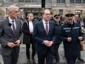 El ministro del interior de Alemania Alexander Dobrindt (Centro) junto a policías y funcionarios