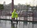 Una persona se protege de la lluvia con un impermeable en Sevilla