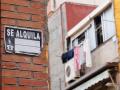 Un cartel anuncia el alquiler de una vivienda
