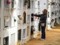 Numerosas personas limpian y decoran las tumbas de sus familiares para rendir homenaje a sus seres queridos