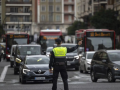 Imagen de archivo de un policía local de Valencia regulando el tráfico