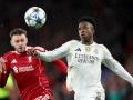 Conor Bradley y Vinicius pelean un balón en el Liverpool - Real Madrid