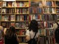 Jóvenes en una librería