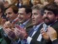 El presidente de la Junta y del Partido Popular en Andalucía, Juanma Moreno (3d), junto al líder del partido, Alberto Núñez Feijóo (3d), y el presidente de Murcia, Fernando López Miras (d) en la jornada de clausura al XVII Congreso del PP de Andalucía que se celebra este domingo en el Palacio de Congresos de Sevilla.
