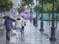 Transeuntes bajo sus paraguas durante la intensa lluvia. A 11 de octubre de 2024, en Cádiz (Andalucía, España). La Agencia Estatal de Meteorología (Aemet) ha activado para este viernes avisos de nivel naranja por lluvia y amarillo por tormenta en la mitad occidental andaluza, en concreto, en Huelva, Sevilla, Córdoba, Cádiz y Jaén, que se prolongarán durante todo el fin de semana. Todo ello, tras el frente asociado al huracán 'Kirk' que se asentó el pasado martes en la península y que se ha despedido de ella el jueves, dando paso a una nueva borrasca atlántica que se aproxima a la Península para descolgarse en el golfo de Cádiz.

Joaquin Corchero / Europa Press
11/10/2024