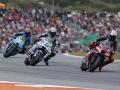 Los pilotos en la categoría de MotoGP, el italiano Marco Bezzecchi (d), Alex Márquez y Raul Fernández (i), ruedan en pista durante la carrera del Gran Premio de la Comunitat Valencia de MotoGP que se disputa este domingo en el Circuito Ricardo Tormo. EFE/Manuel Bruque