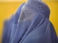 Una mujer vestida con un burka