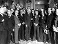 Manuel Azaña, en el centro, después de haber pronunciado en el Parlamento su discurso sobre el proyecto de Estatuto de Autonomía de Cataluña, en mayo de 1932