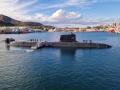 El submarino S-82, a flote en aguas de Cartagena. El segundo submarino de la serie S80 está listo para las pruebas de puerto y mar.
