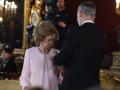 Don Felipe impone el Toisón de Oro a su madre, la Reina Doña Sofía