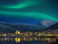 La ciudad de Tromsø, en Noruega, iluminada por una aurora boreal