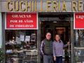 Los dueños de Cuchillería Regina en la fachada del local