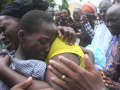 Víctimas familiares llorando desconsoladas por el secuestro masivo de niños en un colegio católico de Nigeria