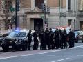 Agentes de la Policía Metropolitana de Washington DC vigilan en los alrededores de la Casa Blanca este miércoles, en Washington (EE.UU.). Al menos dos agentes de la Guardia Nacional sufrieron disparos en un tiroteo que se produjo cerca de la Casa Blanca, informaron medios locales, entre ellos la cadena Fox News. EFE/ Octavio Guzmán