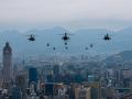 Helicópteros del Ejército de Taiwán sobrevuelan Taipéi