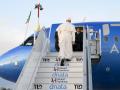 El papa León XIV sube la escalinata para abordar el avión A320 de la compañía Ita Airways