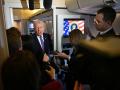 El presidente de Estados Unidos, Donald Trump, habla con periodistas a bordo del Air Force One mientras viaja desde el Aeropuerto Internacional de Palm Beach a la Base Conjunta Andrews en su regreso a Washington, DC