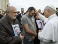León XIV abraza a los familiares de las víctimas de la explosión en el puerto de Beirut